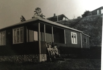 VED STRANDEN 10 - LYSTRUP STRAND, Fam. Munk har lejet huset Erik af braendselshandler Schmidt fra Vorup i 1949.jpeg VED STRANDEN 10 - LYSTRUP STRAND, Fam. Munk har lejet huset Erik af braendselshandler Schmidt fra Vorup i 1949.jpeg